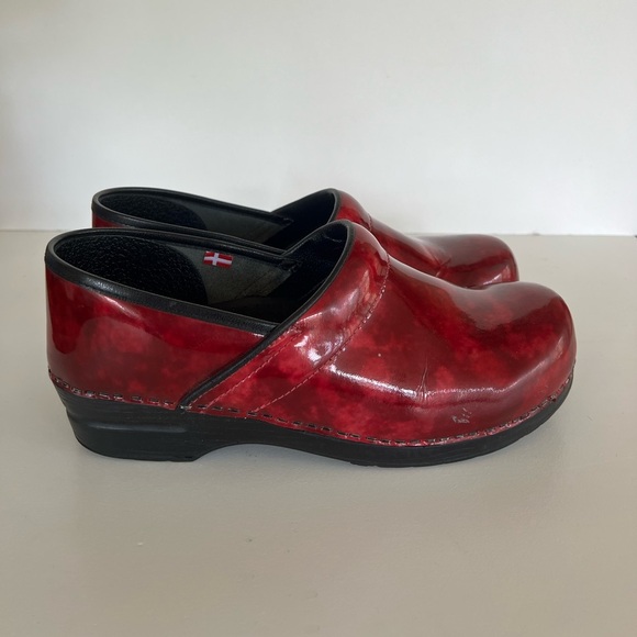 Sanita Women's Professional Ariana Mule Clog in Red Marbled Patent, size 41 - Picture 2 of 12